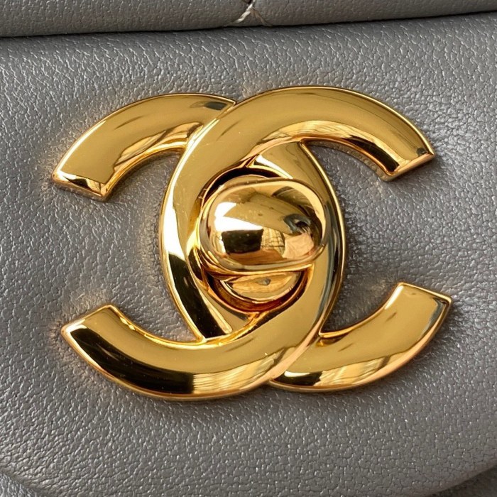 Handbag  Chanel  size 20 cm