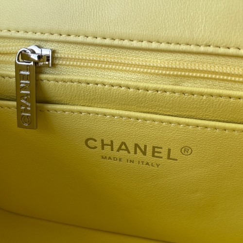  Handbag  Chanel  size  20 cm 