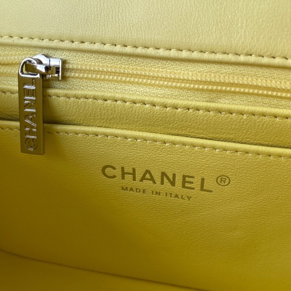  Handbag  Chanel  size  20 cm 