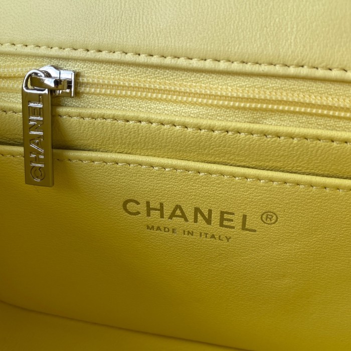  Handbag  Chanel  size  20 cm 