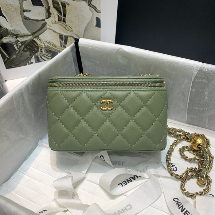  Handbag  Chanel  81138  size 16 9.5 8 cm