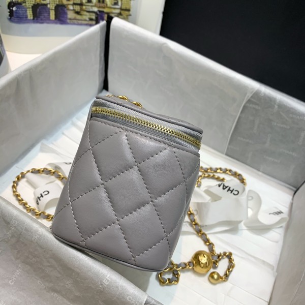  Handbag  Chanel  81138  size  16 9.5 8 cm