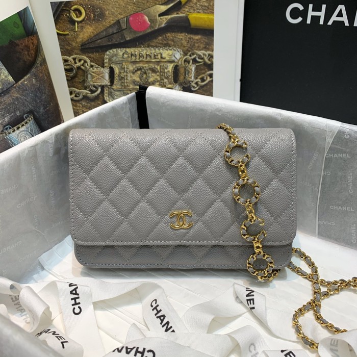  Handbag   Chanel  81152  size  19 cm