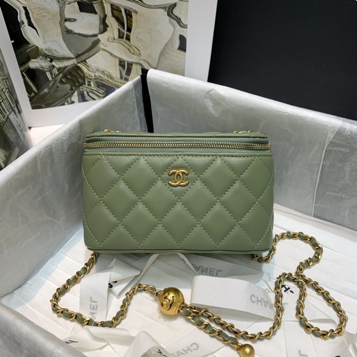  Handbag  Chanel  81138  size 16 9.5 8 cm