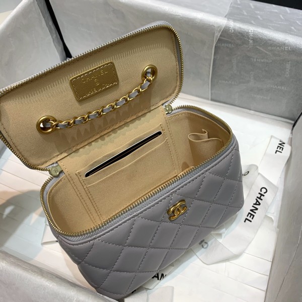  Handbag  Chanel  81138  size  16 9.5 8 cm
