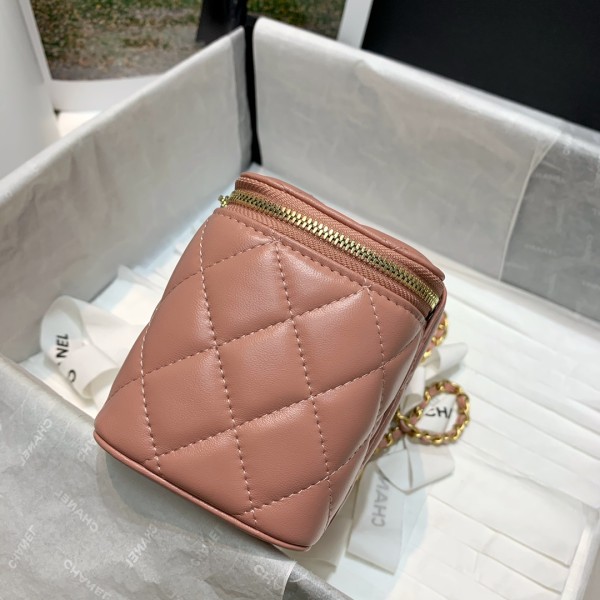  Handbag   Chanel  81138  size  16 9.5 8 cm