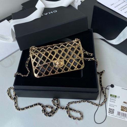  Handbag   Chanel  𝟏𝟒𝟖𝟓𝟎𝟎  size 12 cm