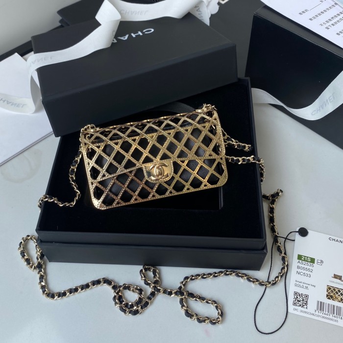  Handbag   Chanel  𝟏𝟒𝟖𝟓𝟎𝟎  size 12 cm