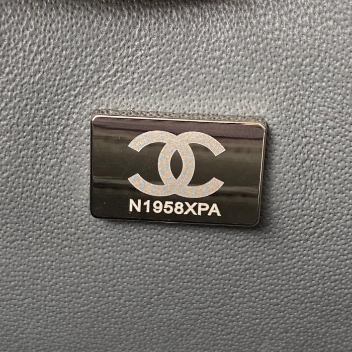  Handbag  Chanel  size 20 cm