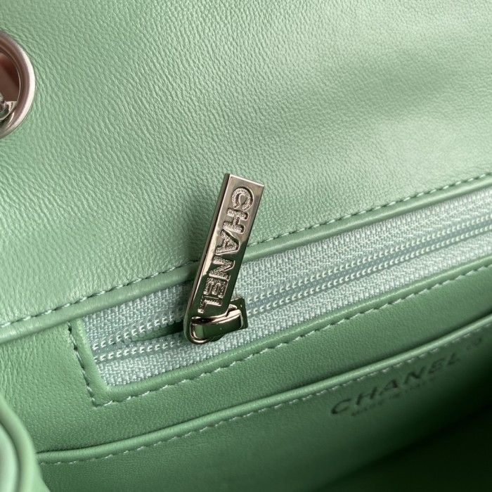  Handbag  Chanel  size 17 cm