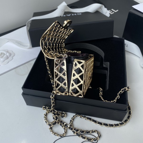  Handbag   Chanel  𝟏𝟒𝟖𝟓𝟎𝟎  size 12 cm