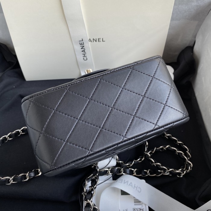  Handbag  Chanel  size 17 cm