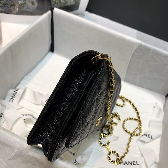  Handbag   Chanel   81152  size  19 cm