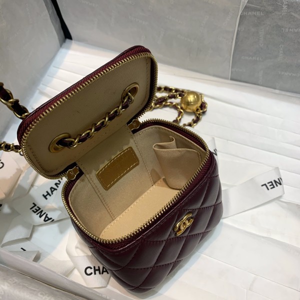  Handbag  Chanel  81136  size  10.5 8.5 7 cm