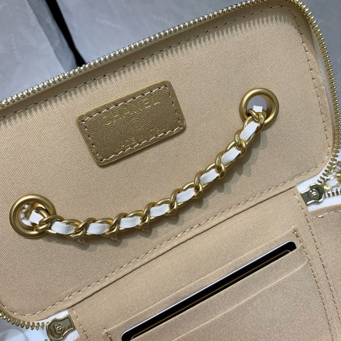  Handbag  Chanel 81138  size  16 9.5 8 cm