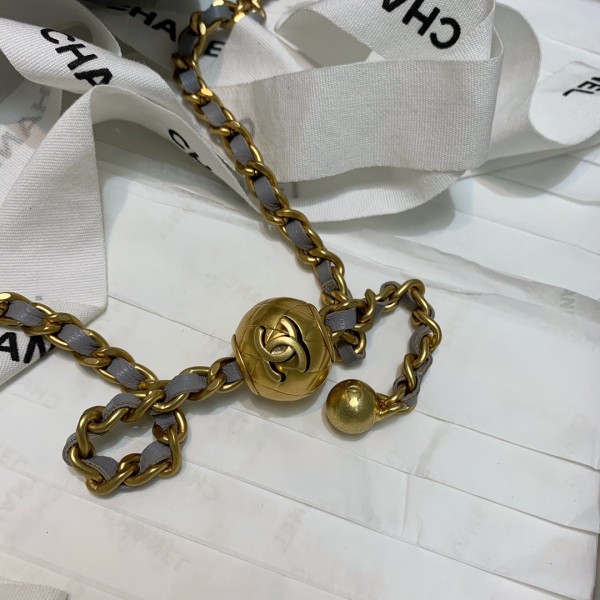  Handbag  Chanel  81138  size  16 9.5 8 cm