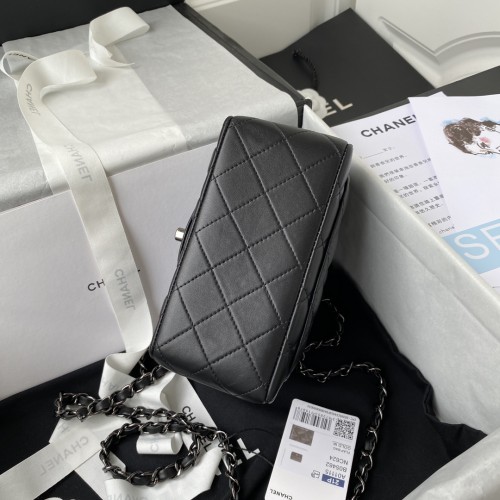  Handbag  Chanel  size  17 cm