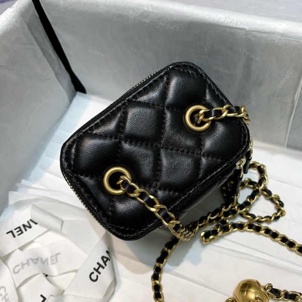  Handbag  Chanel  81136  size  10.5 8.5 7 cm