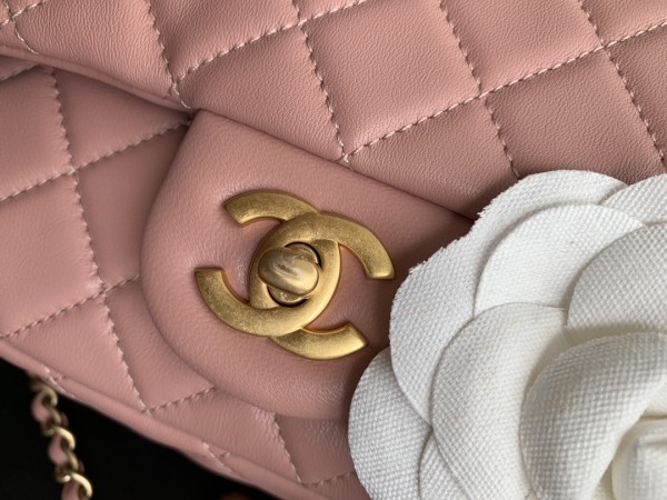  Handbag  Chanel  size  20  cm