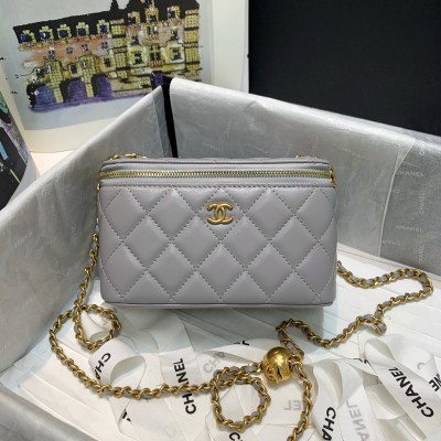  Handbag  Chanel  81138  size  16 9.5 8 cm
