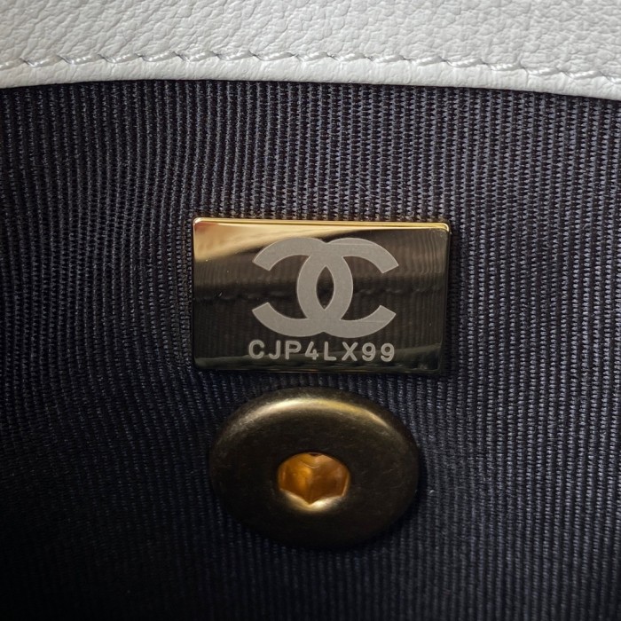  Handbag  Chanel  AS2733  size 17×12.5×5 cm