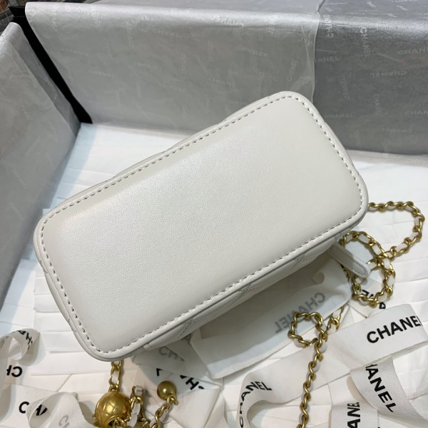  Handbag  Chanel 81138  size  16 9.5 8 cm