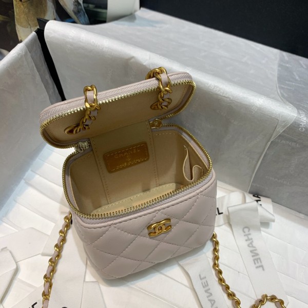 Handbag Chanel 81136  size 10.5 8.5 7 cm