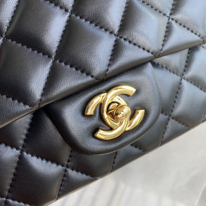  Handbag  Chanel  size  17 cm