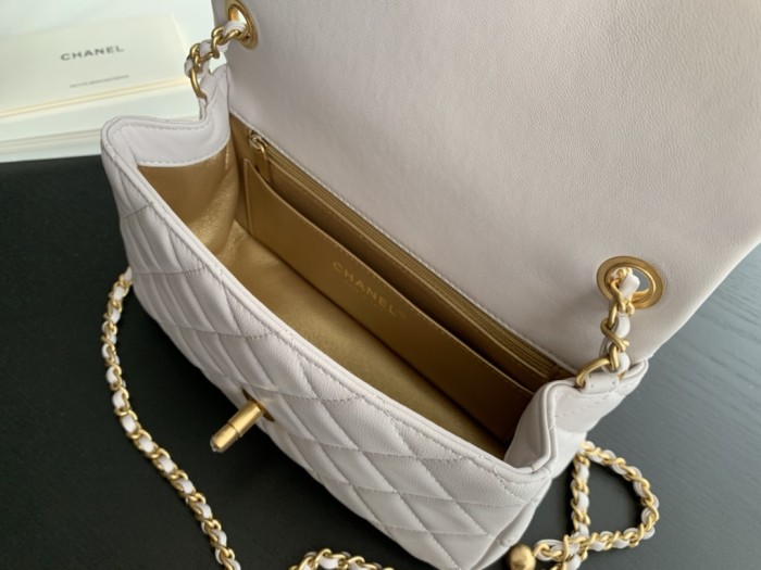  Handbag  Chanel  size  20 cm