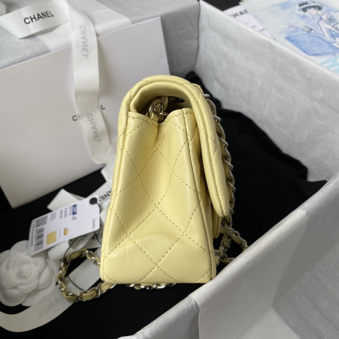  Handbag  Chanel  size  20 cm 