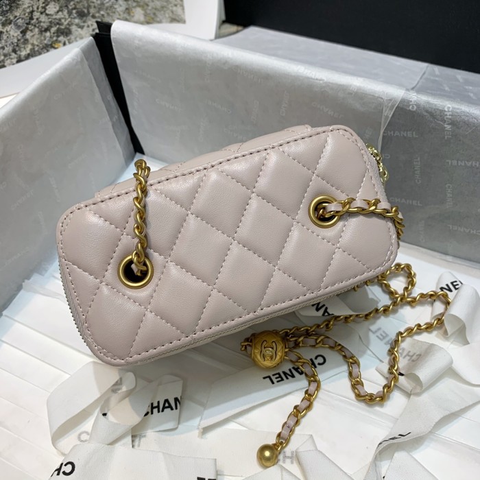  Handbag  Chanel 81138 size  16 9.5 8 cm