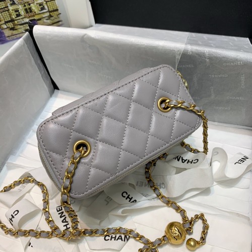  Handbag  Chanel  81138  size  16 9.5 8 cm