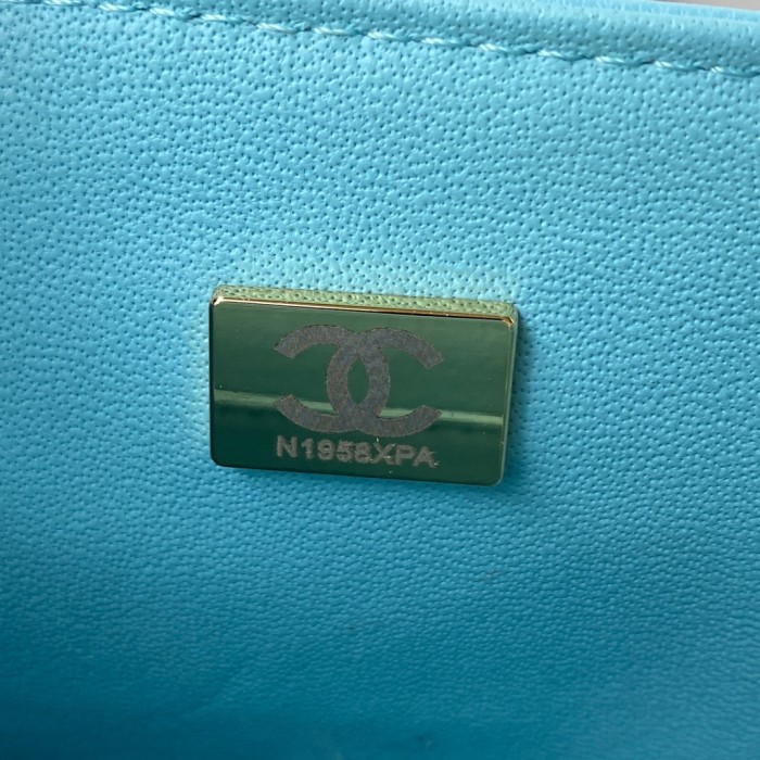  Handbag  Chanel  size  20 cm 