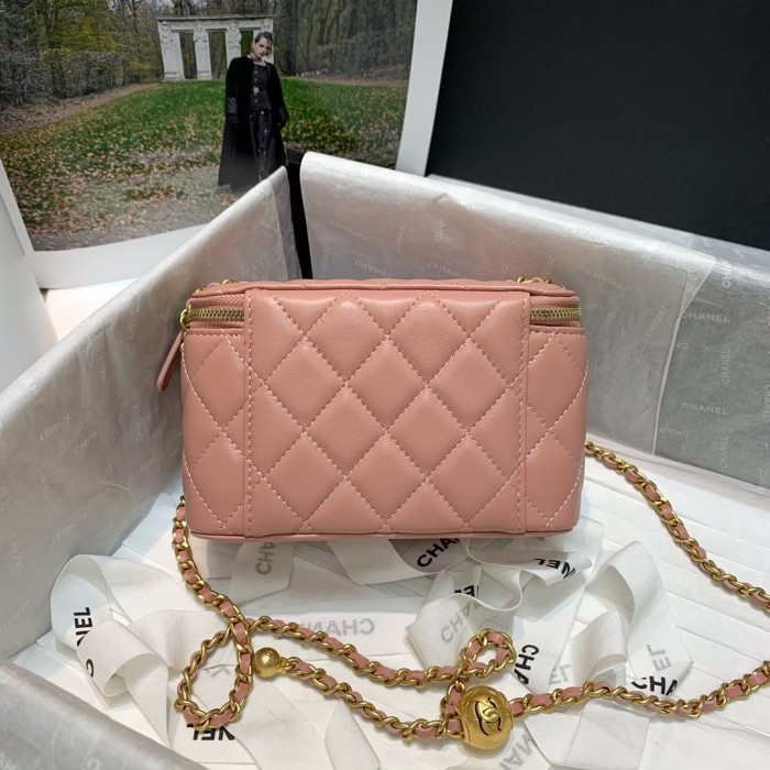  Handbag   Chanel  81138  size  16 9.5 8 cm