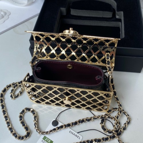  Handbag   Chanel  𝟏𝟒𝟖𝟓𝟎𝟎  size 12 cm