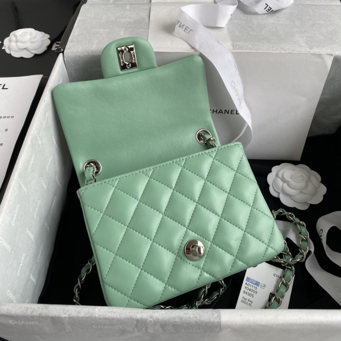  Handbag  Chanel  size 17 cm