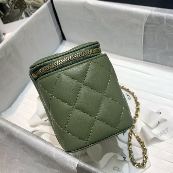  Handbag  Chanel  81138  size 16 9.5 8 cm