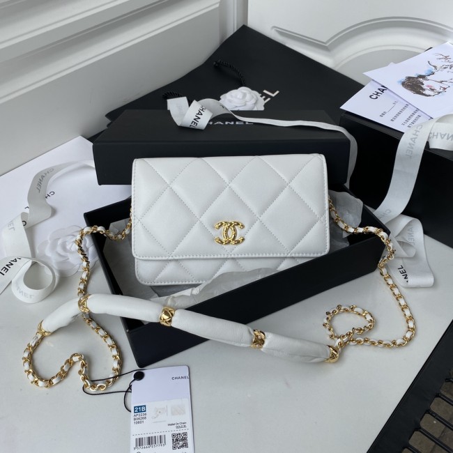  Handbag  Chanel  AP2236  size  19 cm.