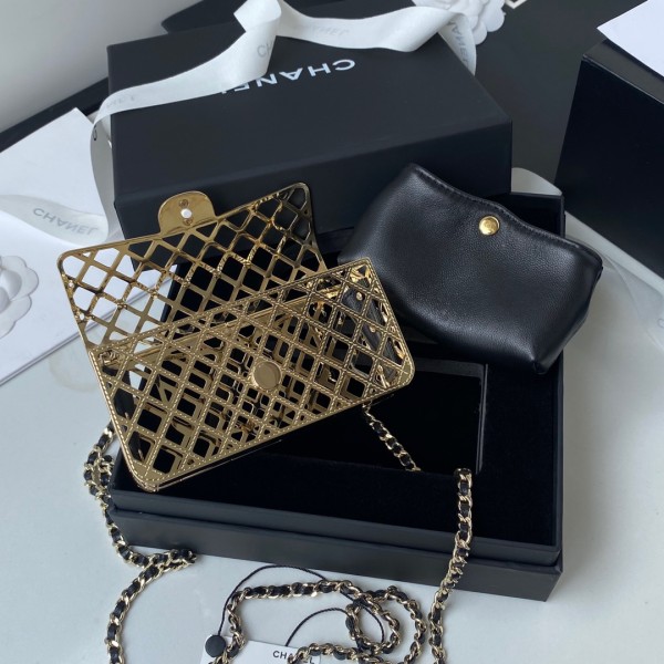  Handbag   Chanel  𝟏𝟒𝟖𝟓𝟎𝟎  size 12 cm