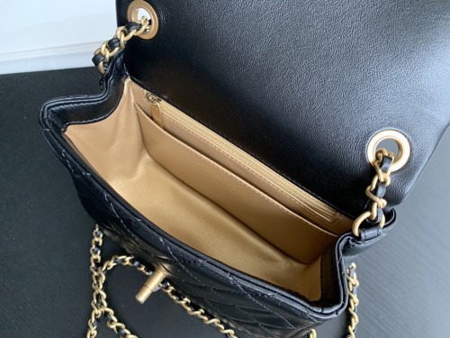  Handbag Chanel  size 17 cm