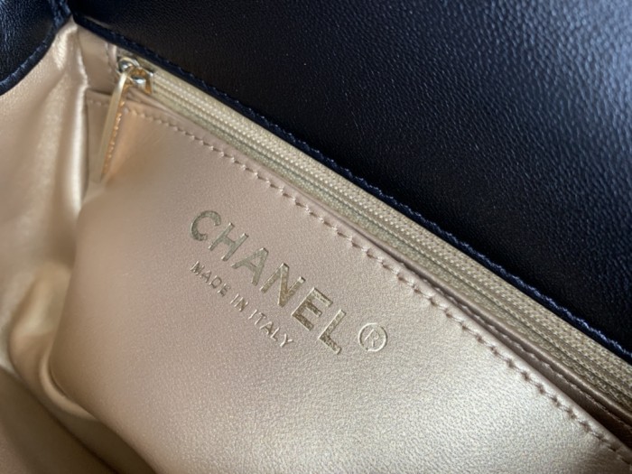  Handbag Chanel  size 17 cm