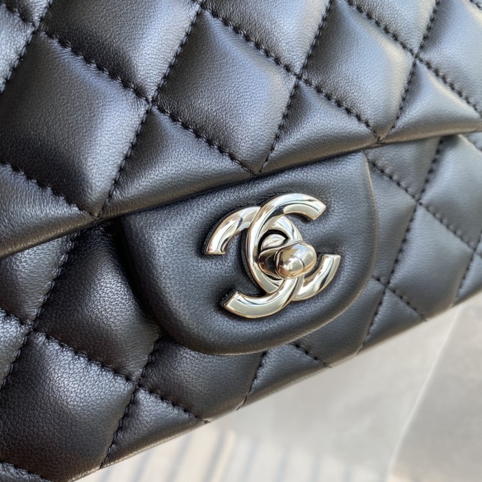  Handbag  Chanel  size 17 cm