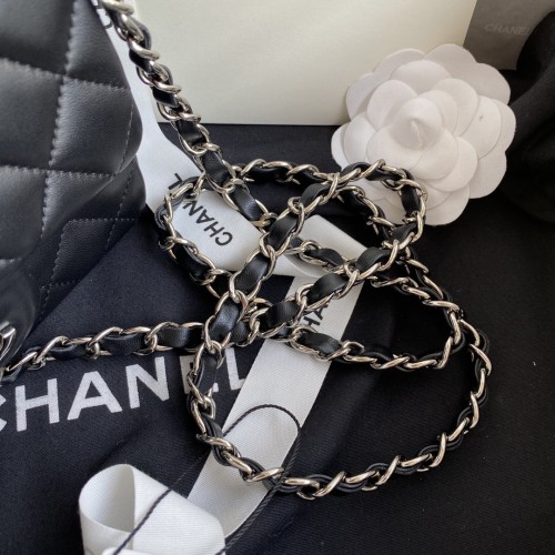  Handbag  Chanel  size 17 cm