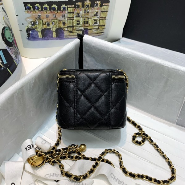 Handbag  Chanel  81136  size  10.5 8.5 7 cm