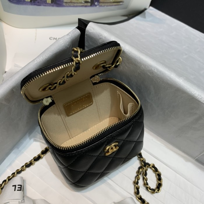  Handbag  Chanel  81136  size  10.5 8.5 7 cm