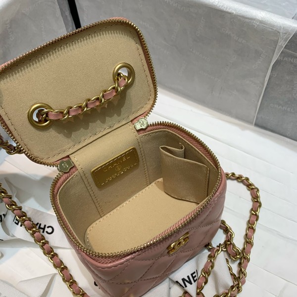  Handbag  Chanel  81136  size 10.5 8.5 7 cm