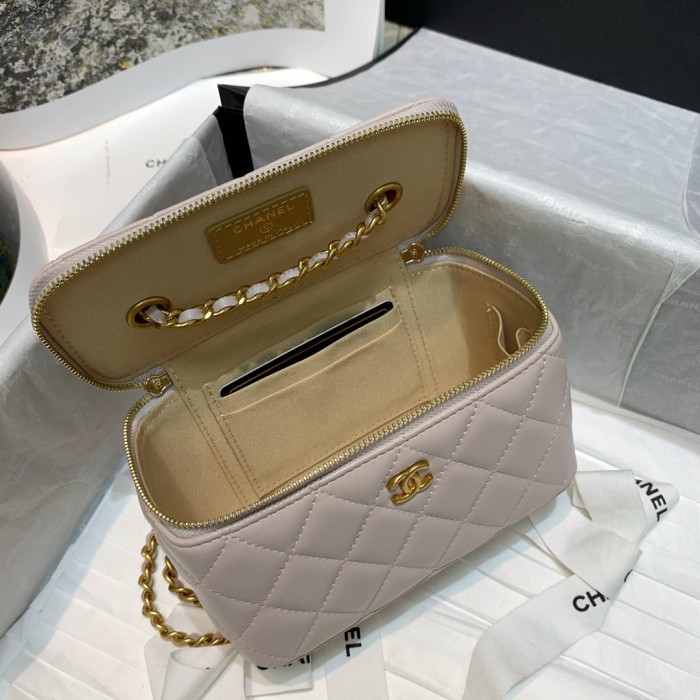  Handbag  Chanel 81138 size  16 9.5 8 cm