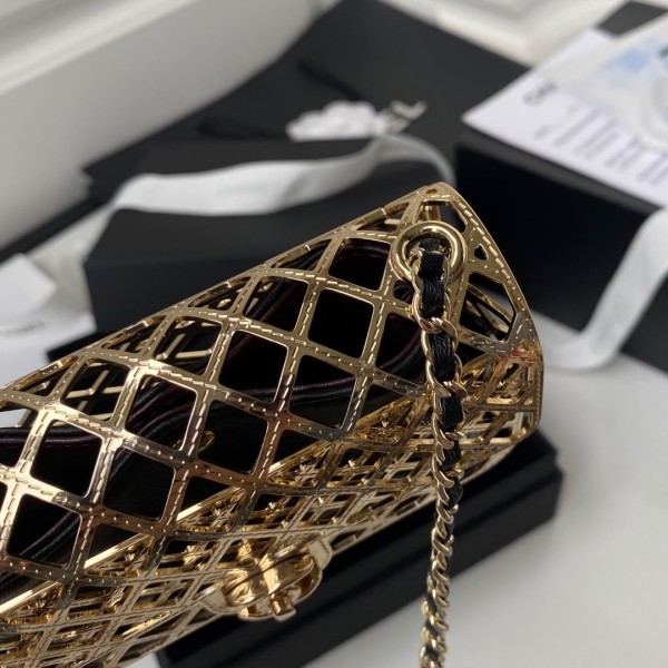  Handbag   Chanel  𝟏𝟒𝟖𝟓𝟎𝟎  size 12 cm