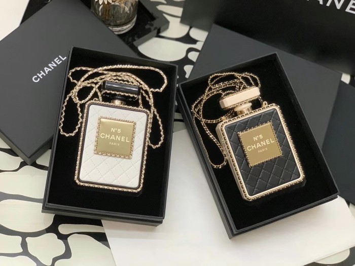 Handbag Chanel  size  16*9*3.5* cm