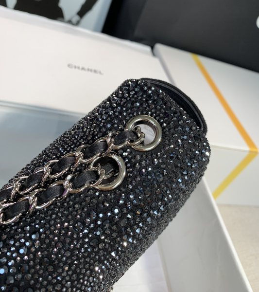 Handbag  Chanel  size  15.5x20x6 cm